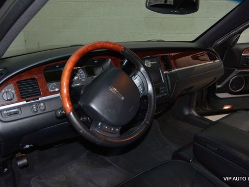 Used 2005 Lincoln Town Car Signature Limited image 11