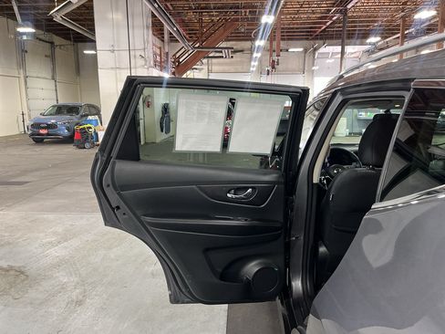 Used 2018 Nissan Rogue S AWD/4WD image 29