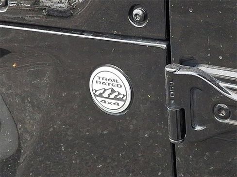 Used 2018 Jeep Wrangler Unlimited Sahara w/ Cold Weather Group image 30