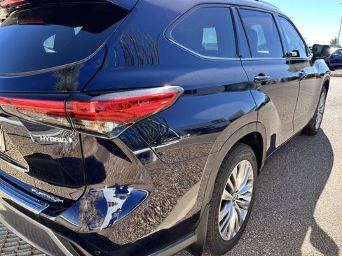 Used 2023 Toyota Highlander Platinum image 16