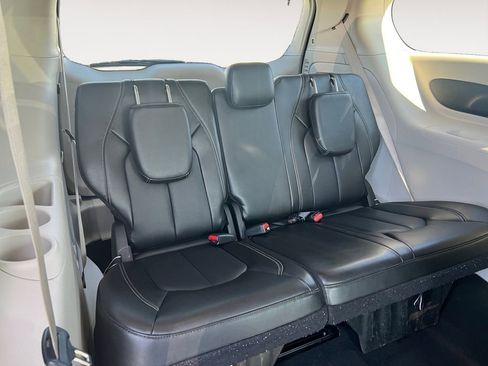 Used 2024 Chrysler Pacifica Select image 30