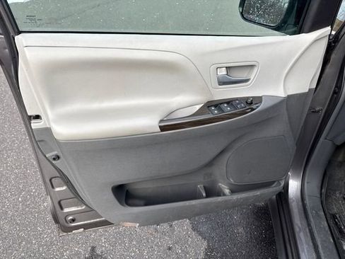 Used 2017 Toyota Sienna XLE Premium image 15