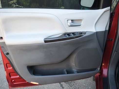 Used 2017 Toyota Sienna XLE Premium FWD image 13