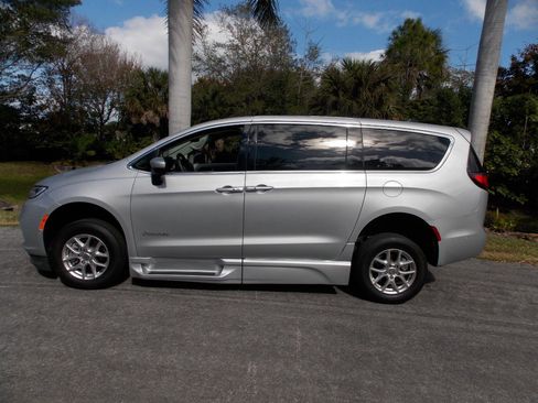 Used 2023 Chrysler Pacifica Touring-L image 10