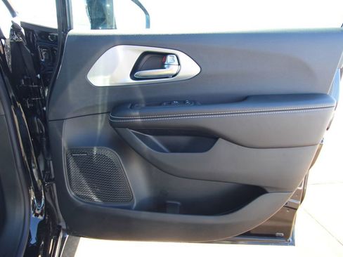 New 2026 Chrysler Pacifica Limited image 44