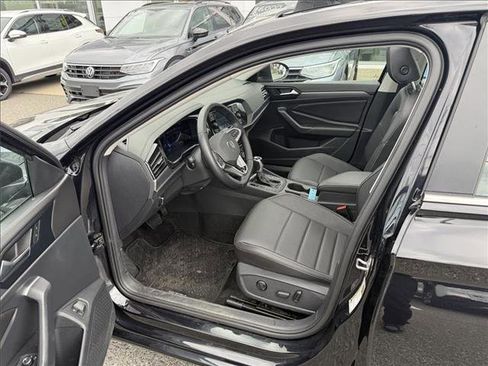 Used 2023 Volkswagen Jetta SE w/ Panoramic Sunroof Package image 11