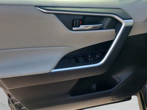 Used 2021 Toyota RAV4 XLE w/ Convenience Package image 21