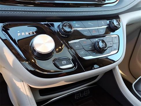 Certified 2023 Chrysler Pacifica Limited image 18