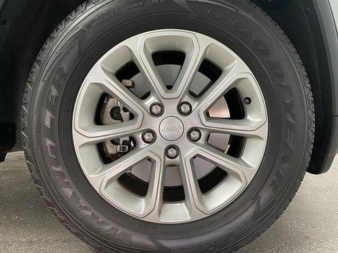 Used 2021 Jeep Grand Cherokee Laredo image 26