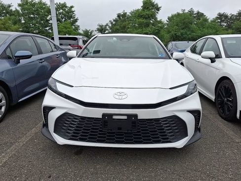 Used 2025 Toyota Camry SE FWD image 2