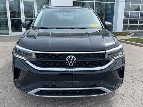 Used 2023 Volkswagen Taos SE w/ Panoramic Sunroof Package image 2