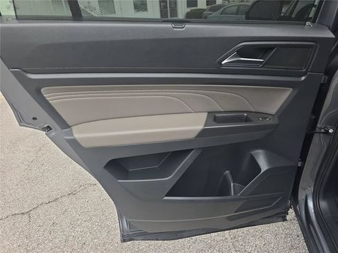 Used 2023 Volkswagen Atlas SE w/ Panoramic Sunroof Package FWD image 11