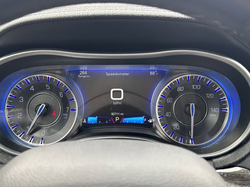 Used 2016 Chrysler 300 Limited RWD image 10