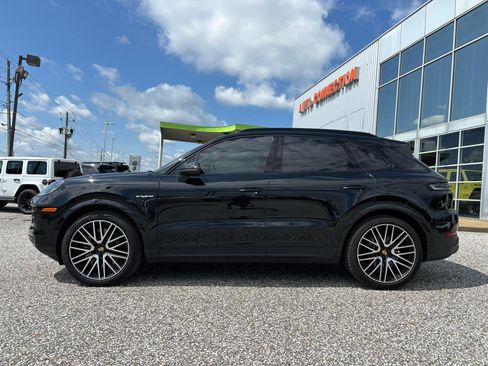 Used 2025 Porsche Cayenne E-Hybrid AWD/4WD image 2