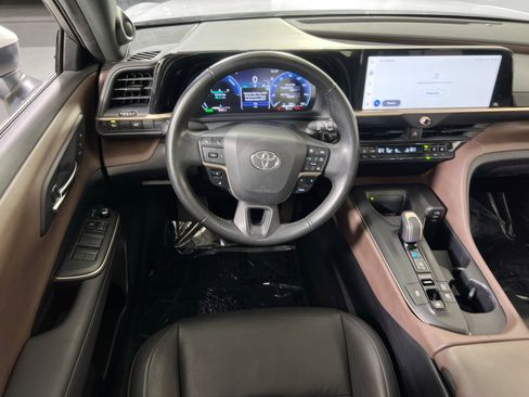 Used 2023 Toyota Crown Limited image 21