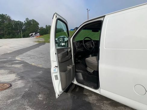 Used 2011 Chevrolet Express 2500 RWD image 20
