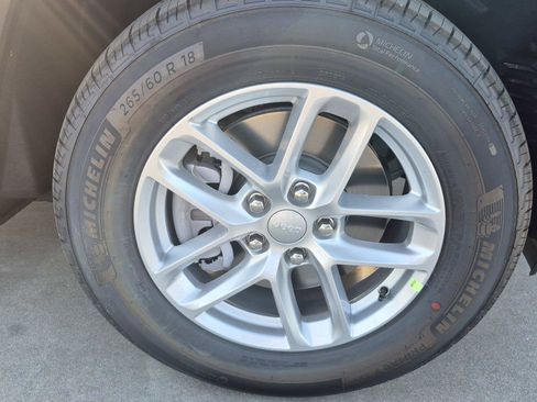 Used 2026 Jeep Grand Cherokee L Laredo RWD image 12