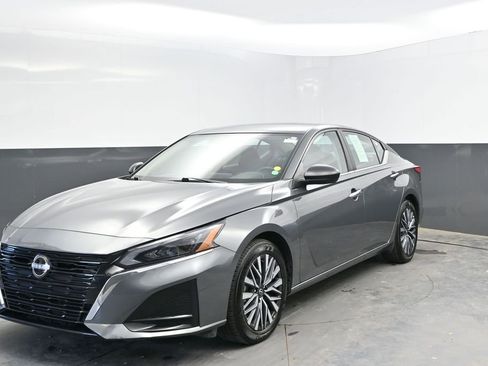 Used 2025 Nissan Altima 2.5 SV FWD image 5