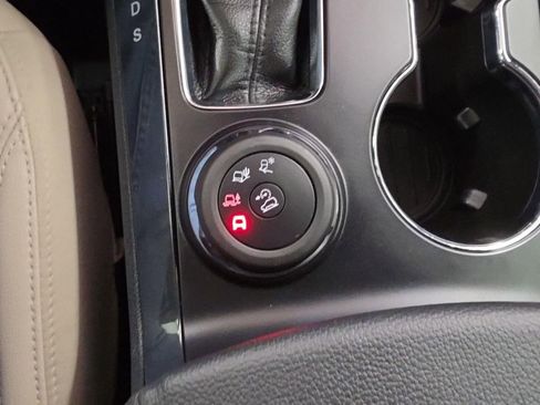 Used 2018 Ford Explorer XLT w/ Equipment Group 202A image 10