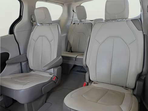 Used 2018 Chrysler Pacifica Touring-L FWD image 8