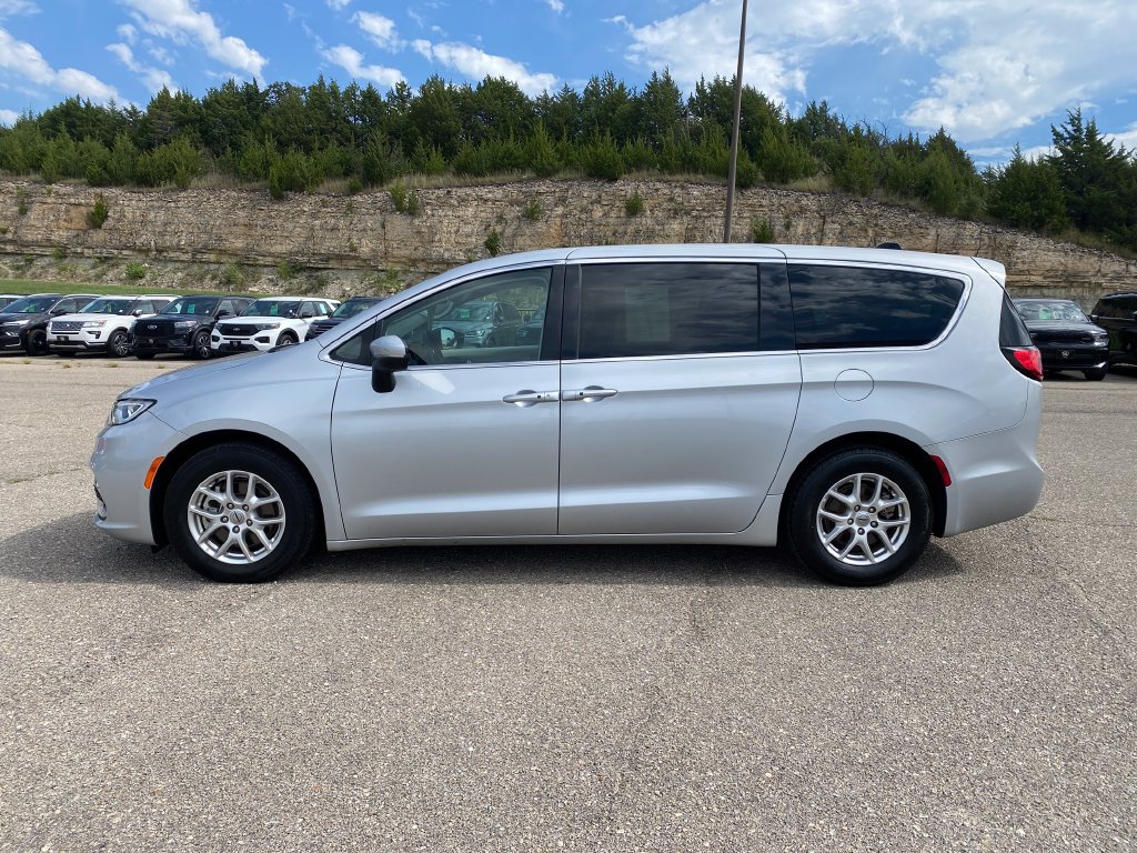 Used 2023 Chrysler Pacifica Touring-L FWD image 3