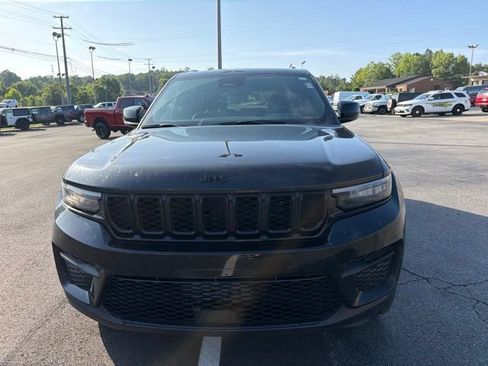 Used 2024 Jeep Grand Cherokee Altitude AWD/4WD image 2