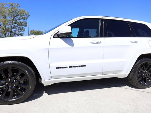 Used 2018 Jeep Grand Cherokee Altitude image 32
