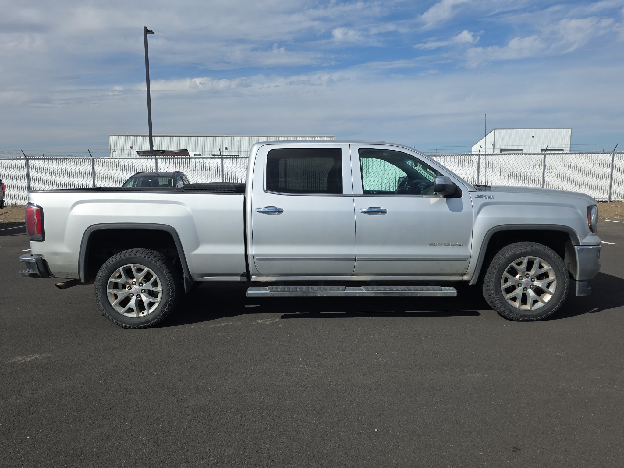Used 2017 GMC Sierra 1500 SLT w/ SLT Premium Package AWD/4WD image 9