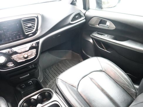 Used 2020 Chrysler Pacifica Touring-L AWD/4WD image 25
