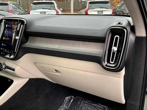 Certified 2023 Volvo XC40 B5 Ultimate w/ Protection Package Premier image 17