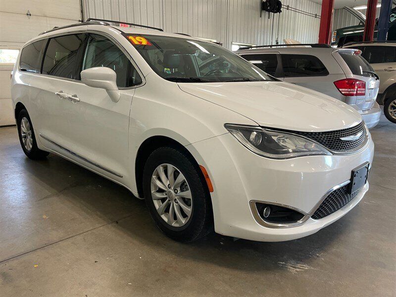 Used 2019 Chrysler Pacifica Touring-L FWD image 5