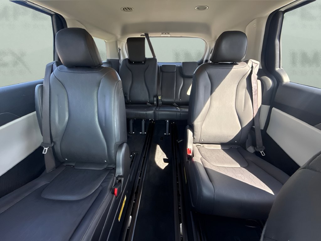 Used 2024 Kia Carnival LX FWD image 6