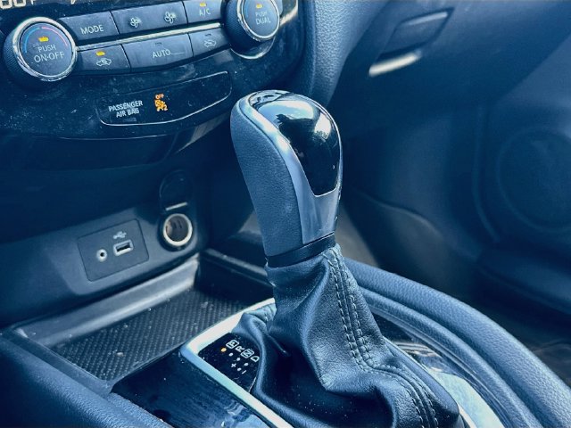 Used 2020 Nissan Rogue SV AWD/4WD image 16