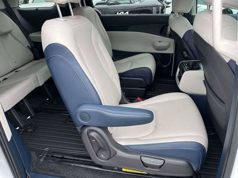 Used 2026 Kia Carnival EX FWD image 9