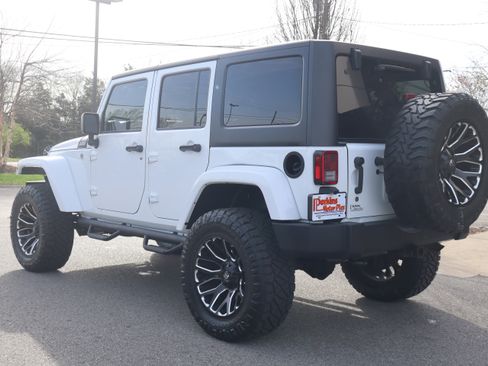 Used 2018 Jeep Wrangler Unlimited Sahara image 9