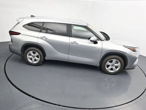 Used 2024 Toyota Highlander LE AWD/4WD image 31