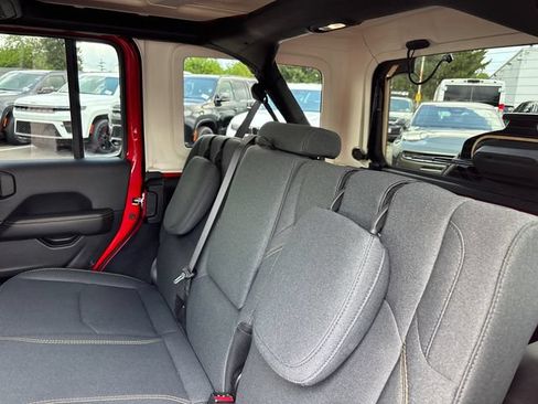 Used 2025 Jeep Wrangler Unlimited Sahara AWD/4WD image 8
