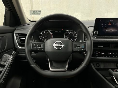 Used 2025 Nissan Rogue SV image 32