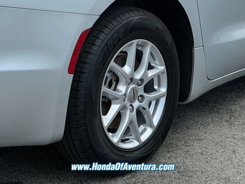 Used 2023 Chrysler Pacifica Touring-L FWD image 6
