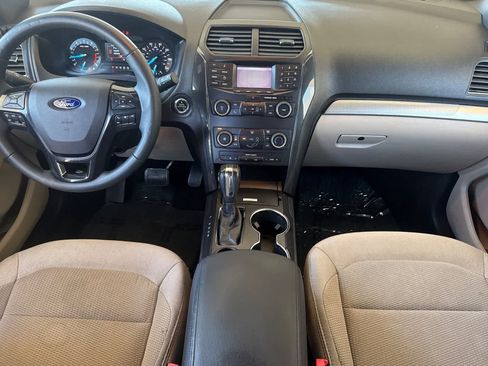 Used 2018 Ford Explorer XLT FWD image 3