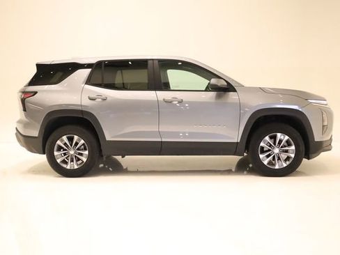 Used 2025 Chevrolet Equinox LT FWD image 3