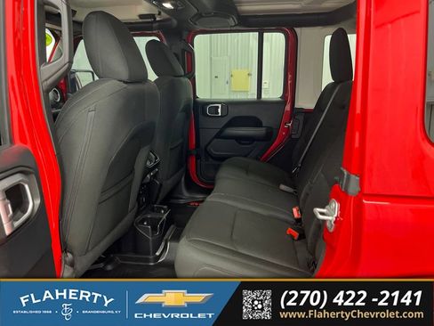 Used 2018 Jeep Wrangler Unlimited Sahara AWD/4WD image 11