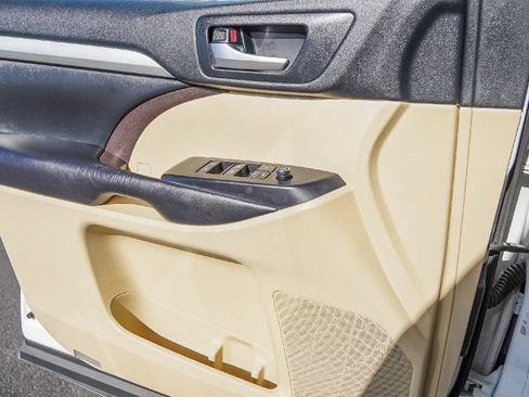 Used 2019 Toyota Highlander XLE image 19