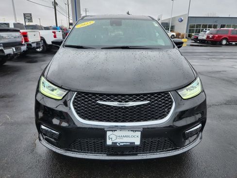 Used 2025 Chrysler Pacifica Select image 3