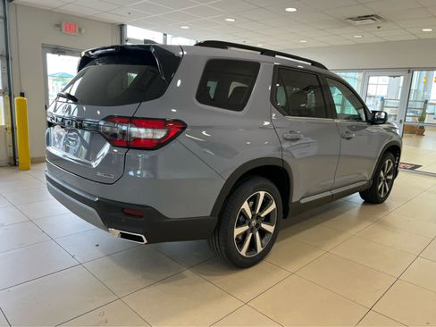 New 2025 Honda Pilot Touring image 6