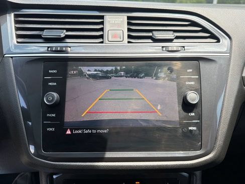 Used 2023 Volkswagen Tiguan SE w/ Panoramic Sunroof Package FWD image 24