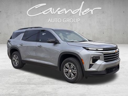 Used 2025 Chevrolet Traverse LT image 6