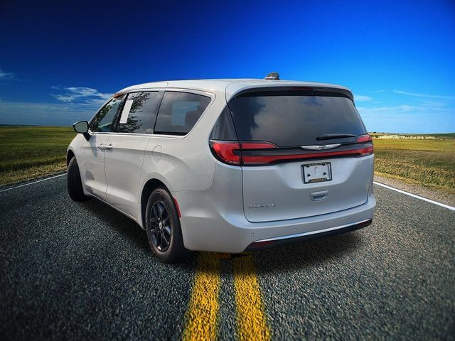 Used 2024 Chrysler Pacifica Touring-L FWD image 2