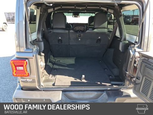 Used 2025 Jeep Wrangler Sahara image 9