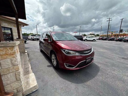 Used 2017 Chrysler Pacifica Touring-L Plus w/ Advanced Safetytec Group FWD image 4